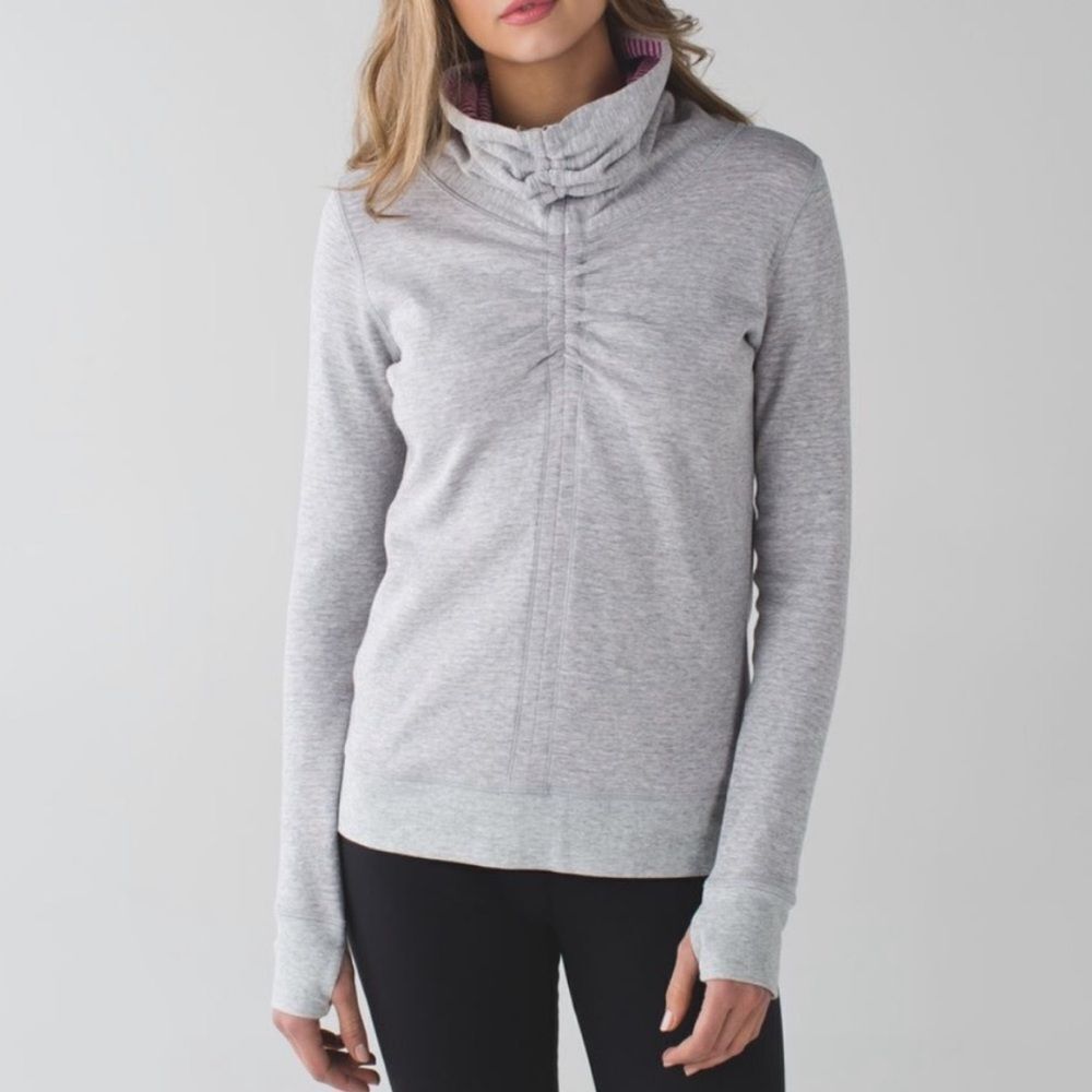 Lululemon in a cinch pullover‎